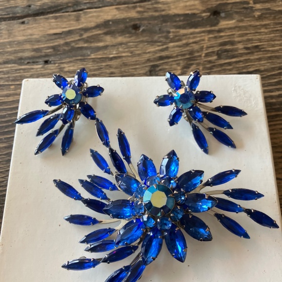 Judy Lee set blue rhinestone Aurora Borealis brooch and clip earrings - Picture 4 of 5